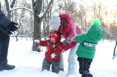 Çocuklu genç bir aile Winte 'de parkta yürüyüşe çıktı.