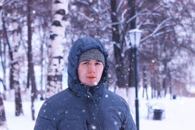 Kış parkındaki adam manzarası