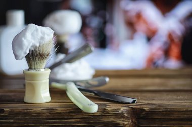 Ahşap dokuda tıraş aksesuarları. Aletler. Tek kullanımlık tıraş makinesi, fırça, köpük tehlikeli tıraş makinesi..