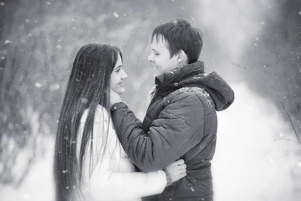 Una Coppia Amorevole Una Passeggiata Invernale Uomini Donne Appuntamento Nel — Foto Stock