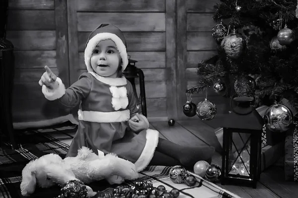 Uma Criança Sentada Frente Uma Árvore Natal Esperando Pelo Papai — Fotografia de Stock