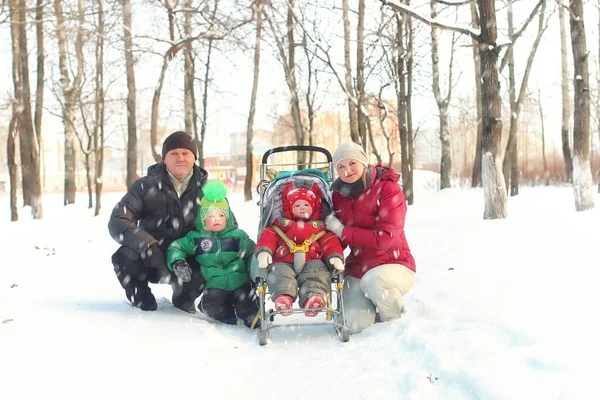 Семья Детьми Парке Зимнюю Метель — стоковое фото