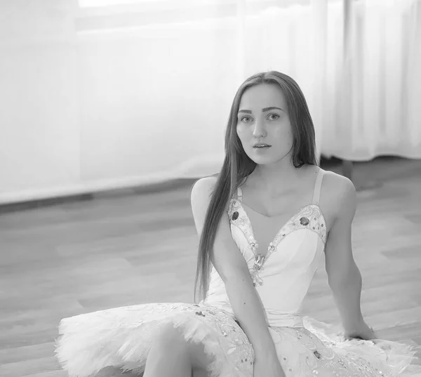 Młody Tancerz Rozgrzewka Baleriny Przygotowuje Się Wykonania Studio Dziewczyna Balet — Zdjęcie stockowe
