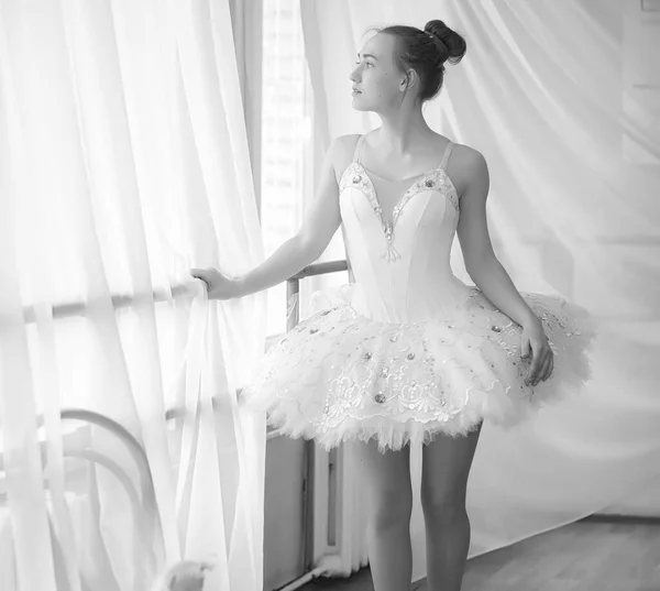 Junge Balletttänzerin Beim Aufwärmen Bereitet Sich Die Ballerina Auf Ihren — Stockfoto