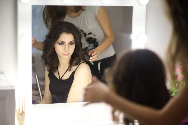 Güzel Kız Makyaj Bir Ayna Önünde — Stok fotoğraf