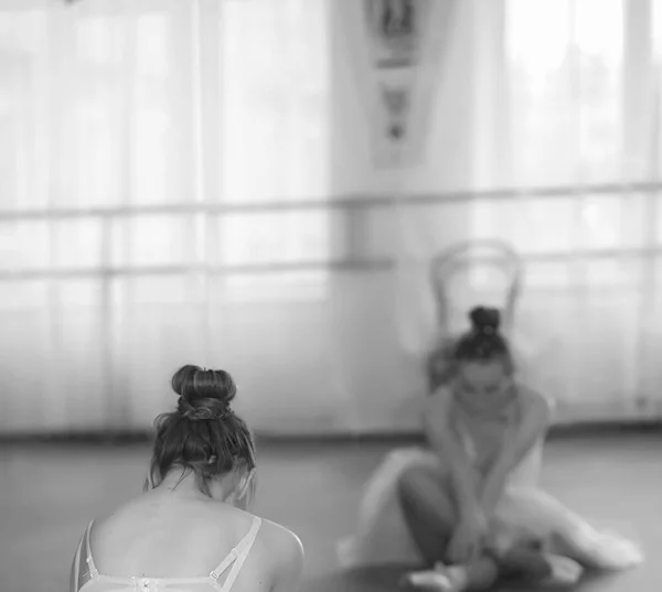 年轻的芭蕾舞演员在热身 芭蕾舞演员正准备在录音室表演 穿着芭蕾舞衣和鞋的女孩揉的扶手 — 图库照片