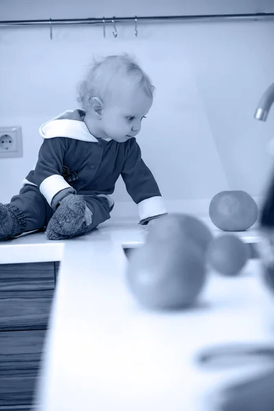 Mutfaktaki Küçük Sarışın Çocuğun Tek Renkli Fotoğrafı Bir Masada Oturuyor — Stok fotoğraf