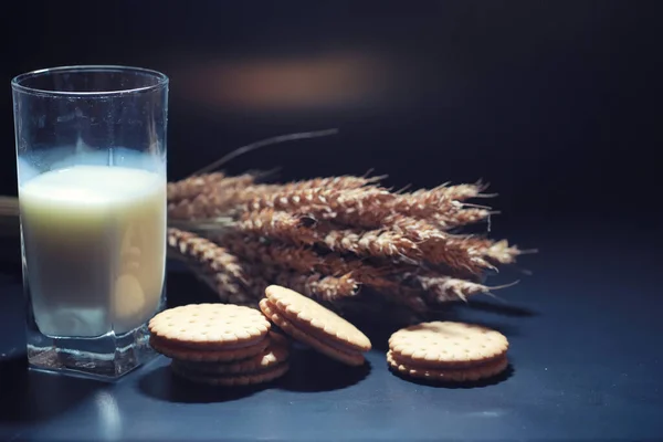 Biscuit Croquant Frais Avec Blé Gluten Sur Une Table Noire — Photo