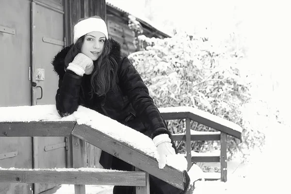 Mooi Meisje Winter Besneeuwde Dag Buiten — Stockfoto