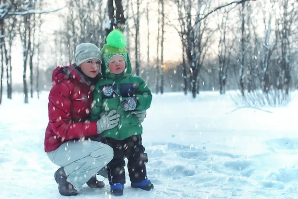 Kışın Kar Fırtınasında Parkta Çocuklu Bir Aile — Stok fotoğraf