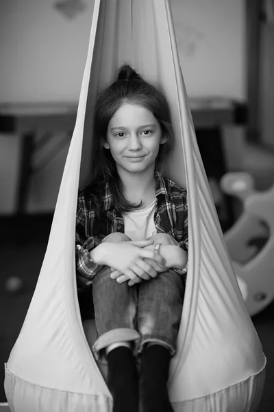 Niño Habitación Los Niños Chico Está Sentado Alféizar Ventana Niño — Foto de Stock