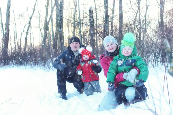 Famiglia Con Bambini Nel Parco Inverno Neve Piovana — Foto Stock