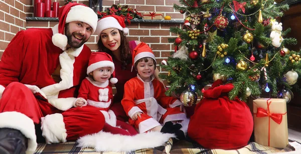 Papai Noel Casal Com Crianças Árvore Natal — Fotografia de Stock