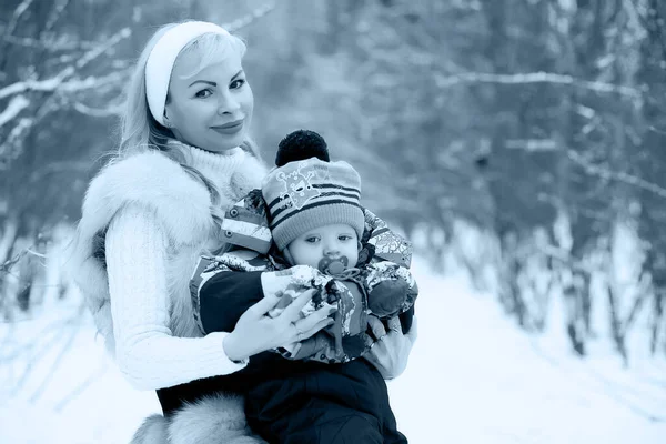 Ung Mor Går Vinterdag Med Ett Barn Famnen Par — Stockfoto