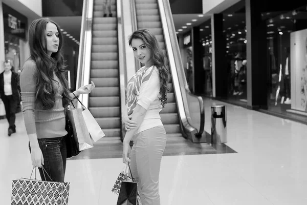 Duas Garotas Bonitas Vão Compras Shopping — Fotografia de Stock