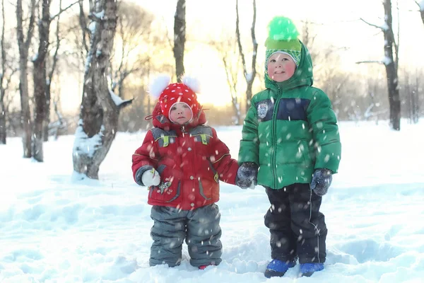 Famiglia Con Bambini Nel Parco Inverno Neve Piovana — Foto Stock