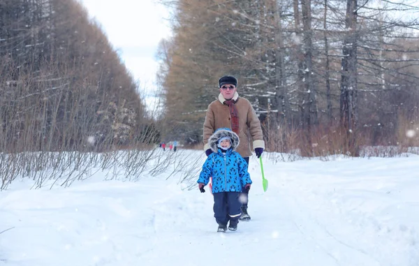 Kind Loopt Een Winterpark Veel Plezier Met Familie — Stockfoto