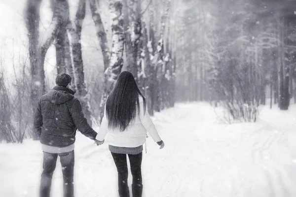 Una Pareja Cariñosa Paseo Invierno Hombre Mujer Una Cita Parque — Foto de Stock