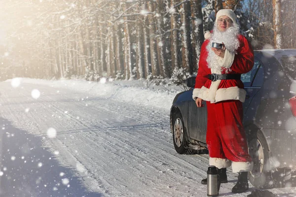 Санта Клаус Приходит Подарками Извне Санта Красном Костюме Бородой Очках — стоковое фото