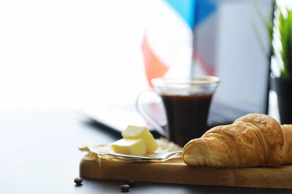 Pâtisseries Fraîches Sur Table Croissant Aromatisé Français Pour Petit Déjeuner — Photo