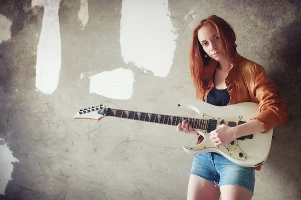 Menina Ruiva Jovem Com Guitarra Elétrica Menina Músico Rock Uma — Fotografia de Stock