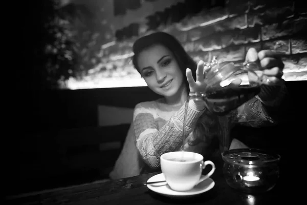 美しい女の子カフェでコーヒーを飲みながら食事 — ストック写真