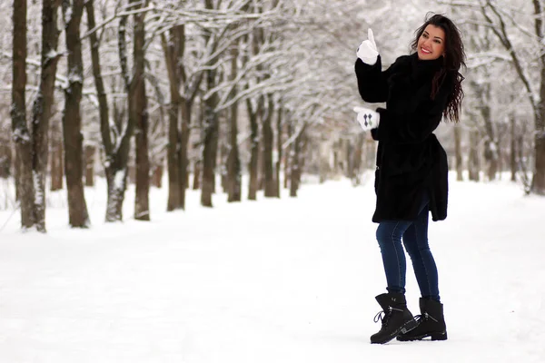 Молода Пара Гуляє Зимовому Парку Відкритому Повітрі — стокове фото