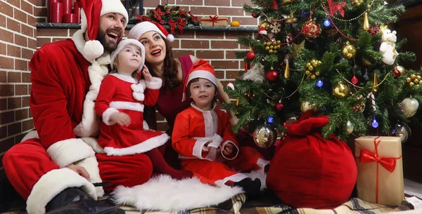 Papai Noel Casal Com Crianças Árvore Natal — Fotografia de Stock