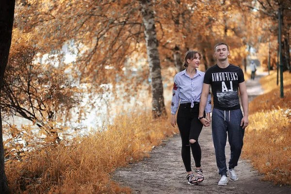 Belo Jovem Casal Passeio Parque Outono — Fotografia de Stock