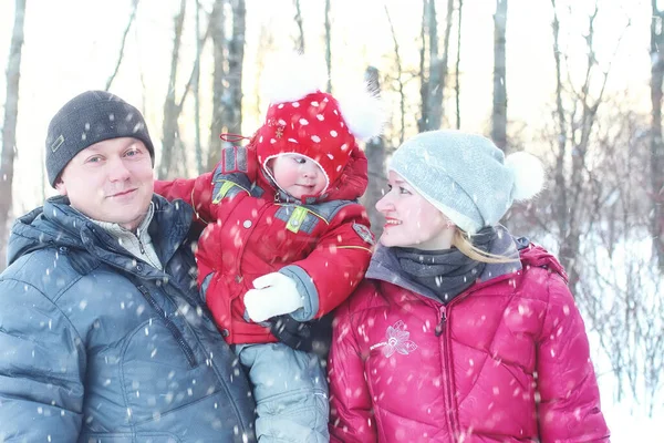 Famiglia Con Bambini Nel Parco Inverno Neve Piovana — Foto Stock