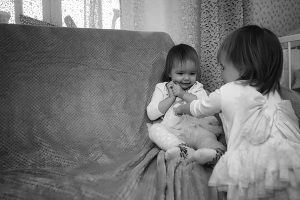 在新年假期 一个有双胞胎女孩的年轻家庭 — 图库照片