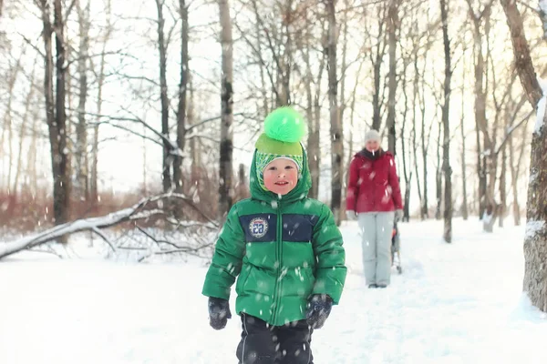 Familie Mit Kindern Park Winter Schneesturm — Stockfoto