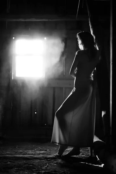古いヒューズの窓の背景にドレスを着た美少女のシルエット — ストック写真