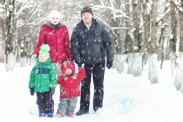 Family Children Park Winter Snow Blizzard — Stock Photo, Image