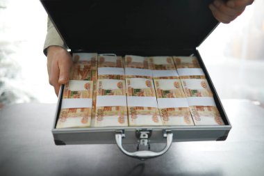 5000 rublelik Rus banknotlarıyla dolu metal bir bavul. Yatırım, rüşvet, yolsuzluk kavramı.