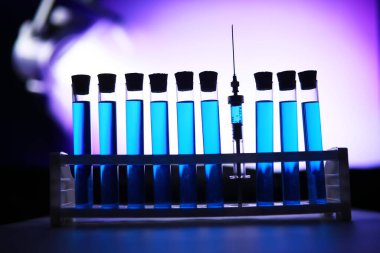 Test tüpü yeni sıvı çözelti potasyum mavisi taşar. Analiz reaksiyonu için çeşitli reaksiyonlar kullanılır. 