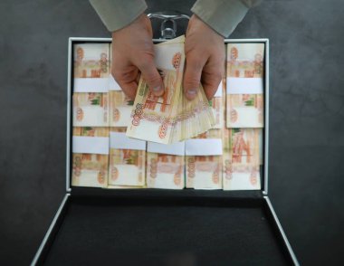 5000 rublelik Rus banknotlarıyla dolu metal bir bavul. Yatırım, rüşvet, yolsuzluk kavramı.