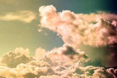 Bulutlu gökyüzü manzarası Pastel renkler