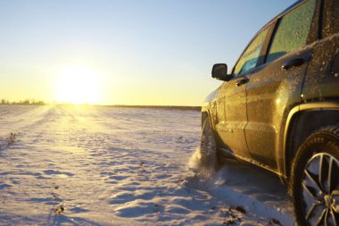 Araba, kışın tarlada. Off-road kış karları sürükleniyor. Olağanüstü spor, eğlence.