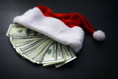 Noel Baba şapkası, gözlük ve kırmızı arka planda yüz maskesi olan bir burun. Noel ya da yeni yıl kutlaması konsepti. Koruyucu yüz maskesi ve dekorasyondan yapılmış Noel geyikleri. Sağlık hizmeti kavramı