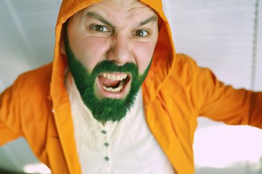 Şok oldum ve mutluyum. Aziz Patrick Günü 'n kutlu olsun. Aziz Patrick Günü 'nü kutlayan koca gözlü sakallı adam. Cüce şapkalı ve kostümlü hippi. Sakallı, yeşil giyen İrlandalı adam..