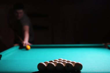Bilardo kulübü. Rus bilardo takımıyla kumar masası ve siyah bilardo topu. Rus piramidi (Rus bilardosu, piramit bilardosu), spor.
