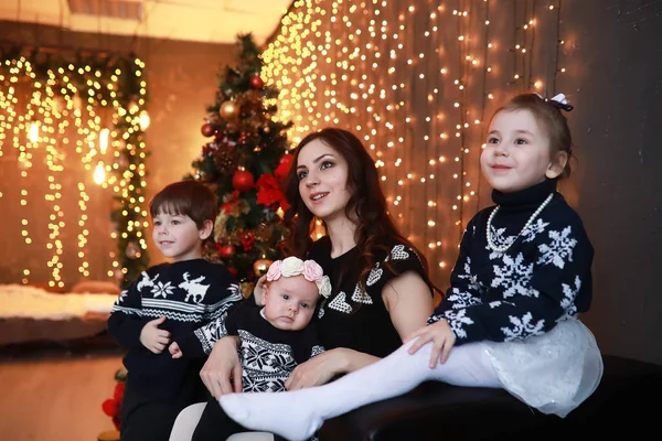 Una Familia Joven Con Niños Decora Casa Para Las Vacaciones —  Fotos de Stock