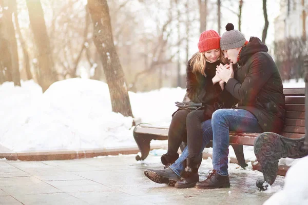 Pareja Joven Caminando Por Ciudad Invierno —  Fotos de Stock