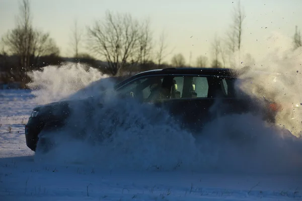 Auto Zimě Poli Terénní Zimní Sníh Unášen Extrémní Sport Zábava — Stock fotografie