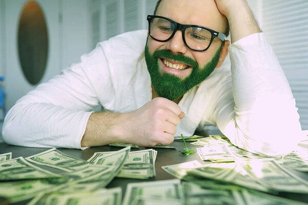 Шокирован и счастлив. Счастливого Дня Святых Патриков. Бородатый мужчина с широко открытыми глазами празднует День святого патрика. Хипстер в лепреконовой шляпе и костюме. Ирландец с бородой, зеленый.