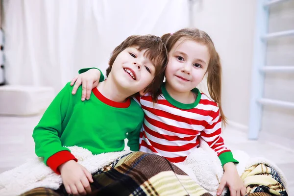 Rodzina Piżamie Paski Odpoczywa Domu Małe Dzieci Przebrane Elfy Leżą — Zdjęcie stockowe