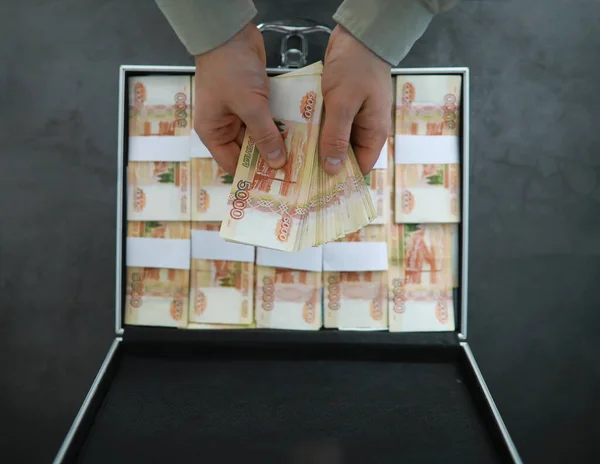 5000ルーブルのロシアの銀行券が入った金属製のスーツケース 汚職の概念 — ストック写真