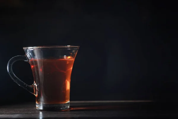 Een Reep Melkchocolade Zelfgemaakte Melkchocolade Met Amandelen Gedroogde Aardbeien Stukken — Stockfoto