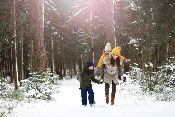 Happy Family Playing Laughing Winter Outdoors Snow City Park Winter — Stock Photo, Image